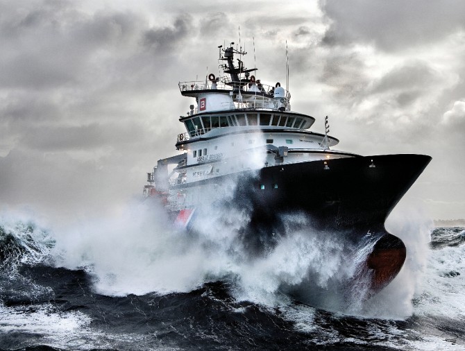 The high sea tug Abeille Bourbon Photo The high sea tug Abeille Bourbon par Philip Plisson