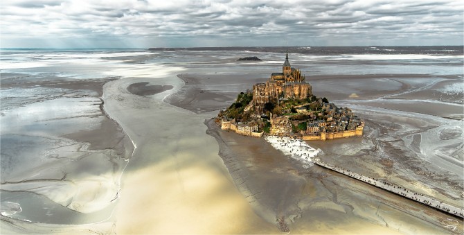 Photo Basse mer au Mont-Saint-Michel par Philip Plisson