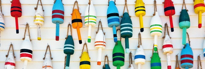 Photo Colorful lobster trap buoys par Philip Plisson