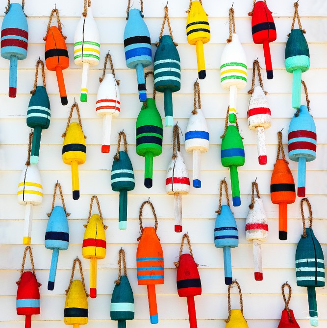 Photo Colorful lobster trap buoys par Philip Plisson