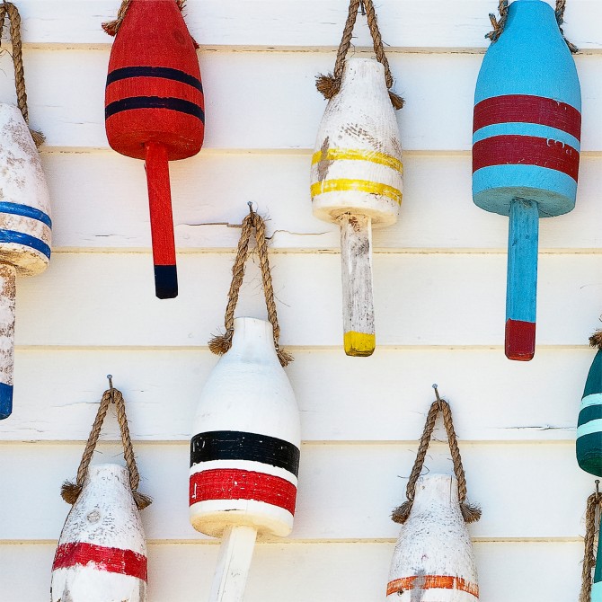 Photo Bouées colorées de casiers à homards par Philip Plisson