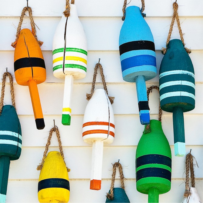 Photo Bouées colorées de casiers à homards par Philip Plisson