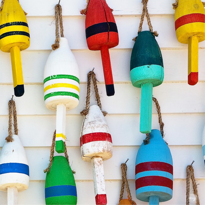 Photo Bouées colorées de casiers à homards par Philip Plisson
