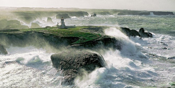Avis de coup de vent sur le phare de la pointe des Poulains à Belle-Ile Photo Avis de coup de vent sur le phare de la pointe des Poulains à Belle-Ile par Philip Plisson