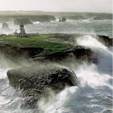 Avis de coup de vent sur le phare de la pointe des Poulains à Belle-Ile