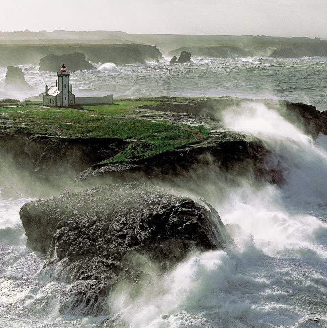 Photo Gale warning on Pointe des Poulains lighthouse in Belle-Ile par Philip Plisson
