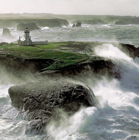 Photo Gale warning on Pointe des Poulains lighthouse in Belle-Ile par Philip Plisson