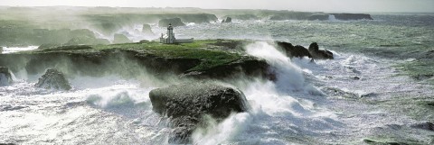 Photo Gale warning on Pointe des Poulains lighthouse in Belle-Ile par Philip Plisson