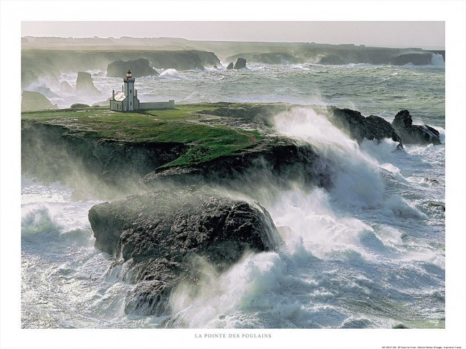 Gale warning on Pointe des Poulains lighthouse in Belle-Ile Photo Gale warning on Pointe des Poulains lighthouse in Belle-Ile par Philip Plisson