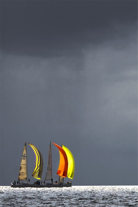 Light on Spi Ouest-France regattas Photo Light on Spi Ouest-France regattas par Philip Plisson