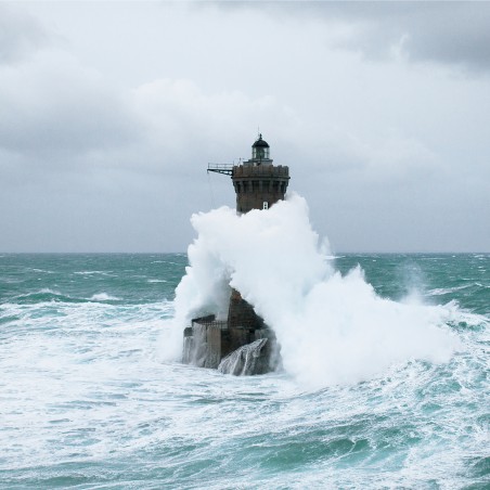 Vague sur le phare du Four, Bretagne
