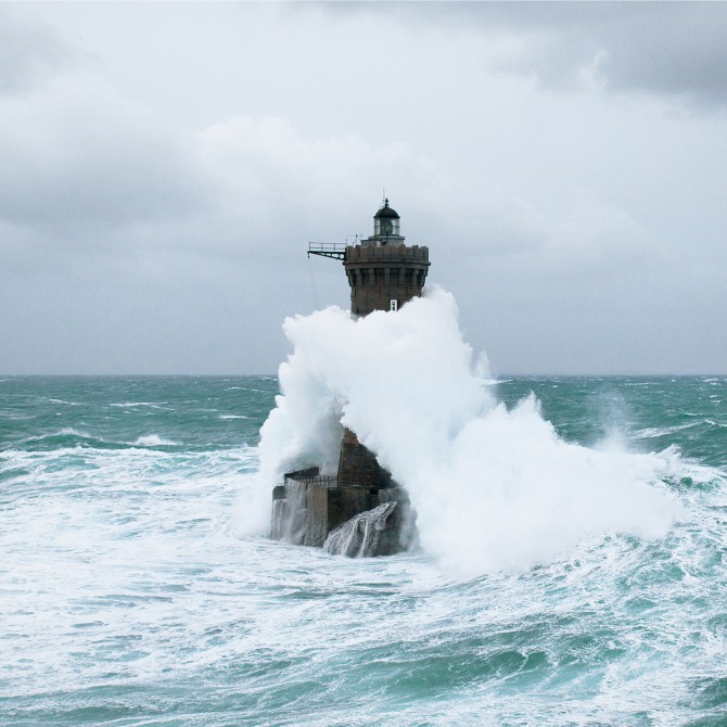 Photo Vague sur le phare du Four, Bretagne par Philip Plisson