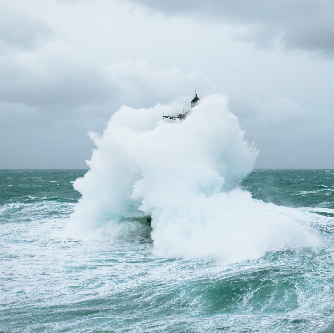 Photo Vague sur le phare du Four, Bretagne par Philip Plisson