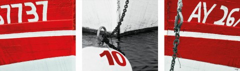 Photo Mouillage et étraves rouges par Philip Plisson