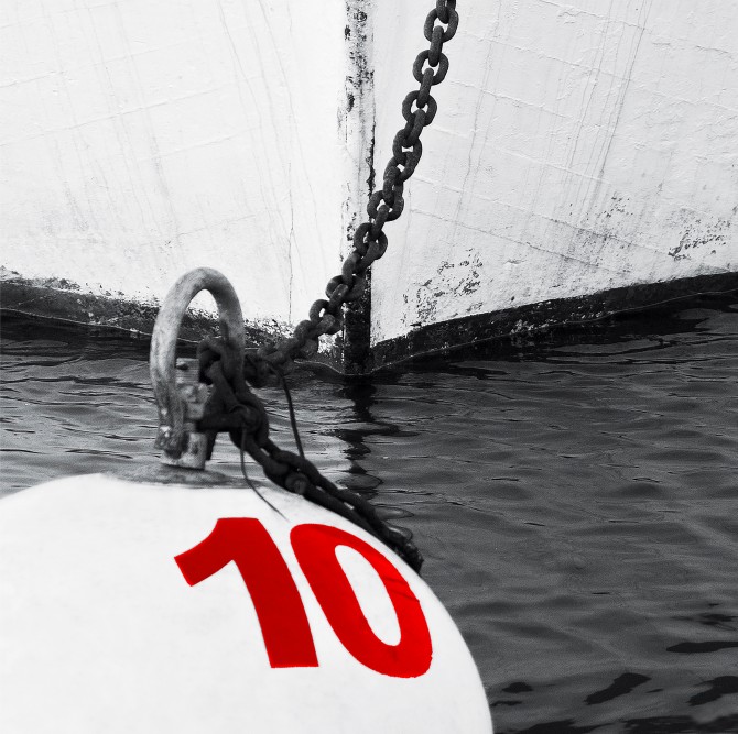 Photo Mouillage et étraves rouges par Philip Plisson