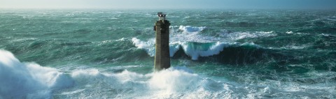 Photo Le phare de Nividic devant Ouessant, Finistère par Guillaume Plisson