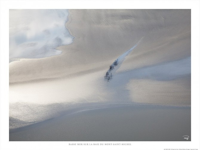 Photo Basse mer sur la baie du Mont-Saint-Michel, Normandie par Philip Plisson