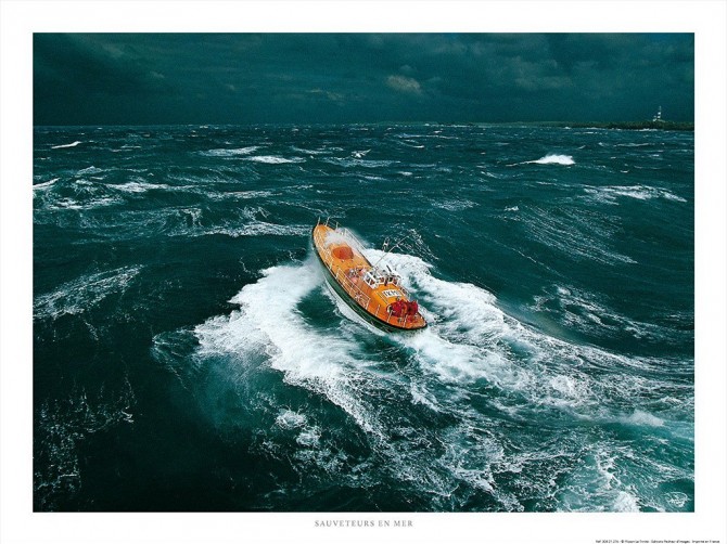 Canot de sauvetage devant Ouessant Photo Canot de sauvetage devant Ouessant par Philip Plisson