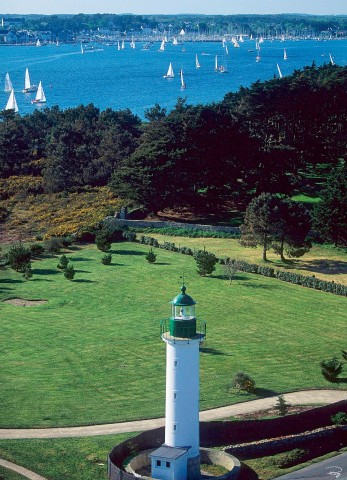 Photo The Saint-Philibert lighthouse on La Trinité-sur-Mer channel par Philip Plisson
