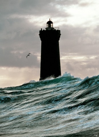 Photo A l'ombre du phare du Four, Finistère, Bretgane par Philip Plisson
