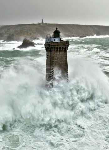Photo Le phare de la Vieille devant la Pointe du Raz, Bretagne par Philip Plisson