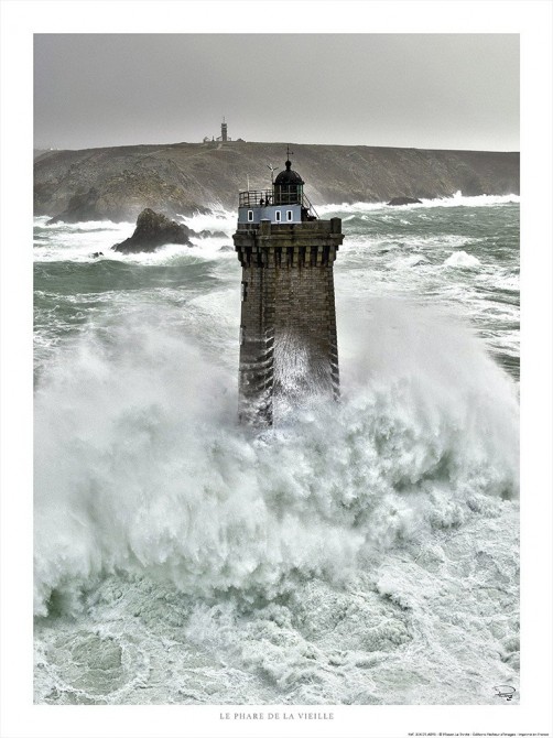 Le phare de la Vieille devant la Pointe du Raz, Bretagne Photo Le phare de la Vieille devant la Pointe du Raz, Bretagne par Philip Plisson