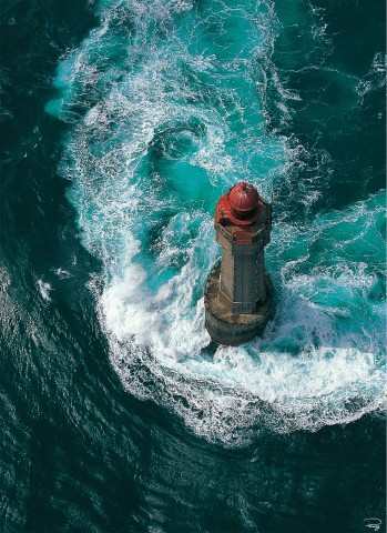 Photo The Jument lighthouse in the Fromveur stream, Ouessant. par Philip Plisson