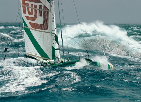 Photo Le trimaran Fijicolor dans le courant du Fromveur par Gilles Martin-Raget