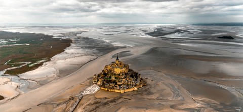 Photo Le Mont-Saint-Michel à marée basse, Normandie par Philip Plisson