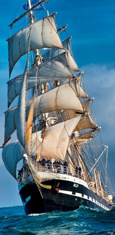 Photo Sous l'étrave du Belem, dernier trois-mâts barque français par Philip Plisson