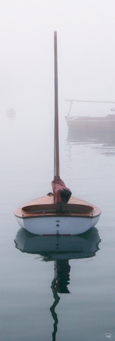Small sailboat at mooring Photo Small sailboat at mooring par Philip Plisson