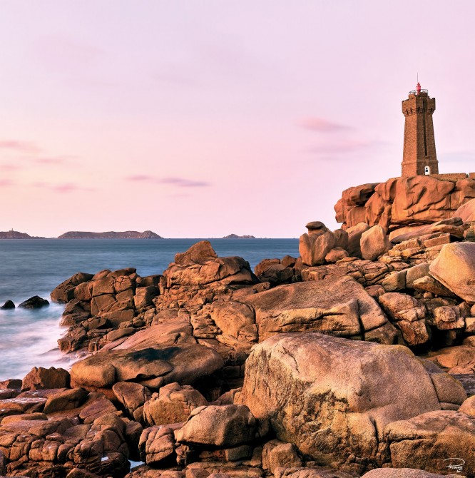 Photo Le phare de Men Ruz, Ploumanac'h, Perros-Guirec, Côtes d'Armor par Philip Plisson