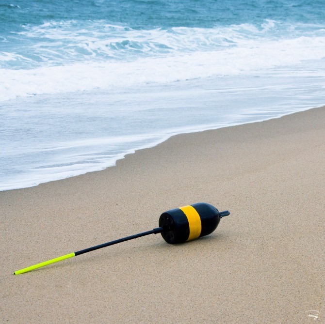 Photo Bouée échouée sur une plage par Philip Plisson