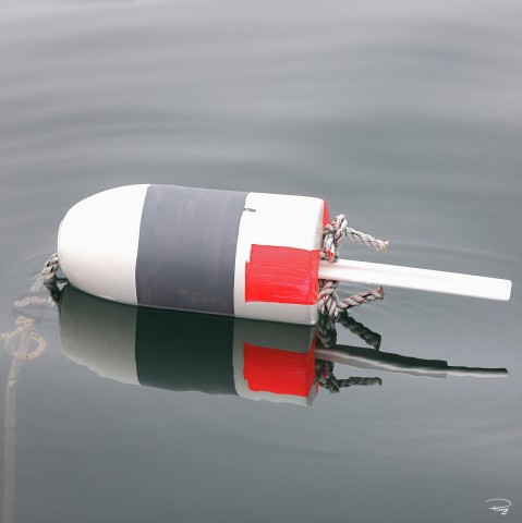 Photo Gray, red and white lobster trap buoy par Philip Plisson