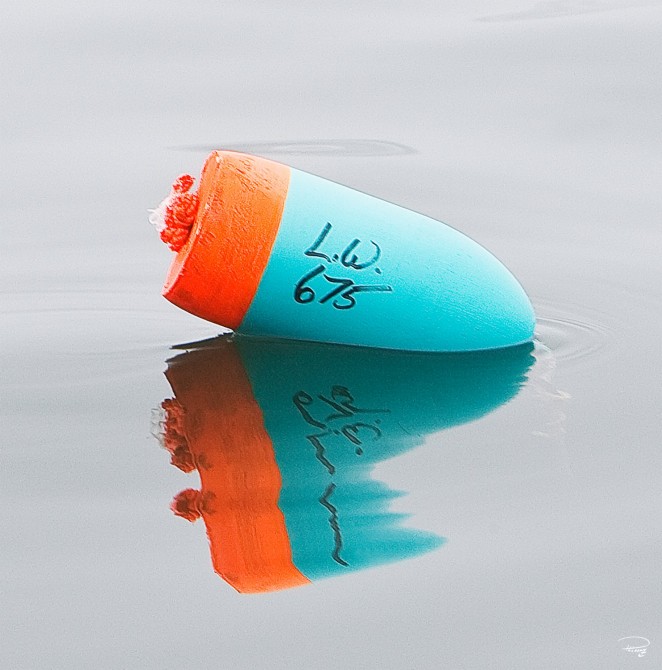 Photo Bouée de casier à homards orange et bleue par Philip Plisson