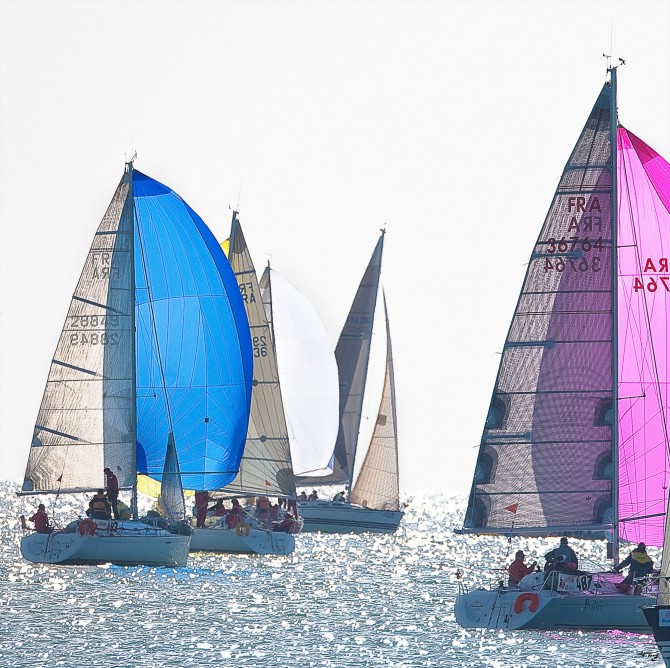 Régate sous spi bleu et rose Photo Régate sous spi bleu et rose par Philip Plisson