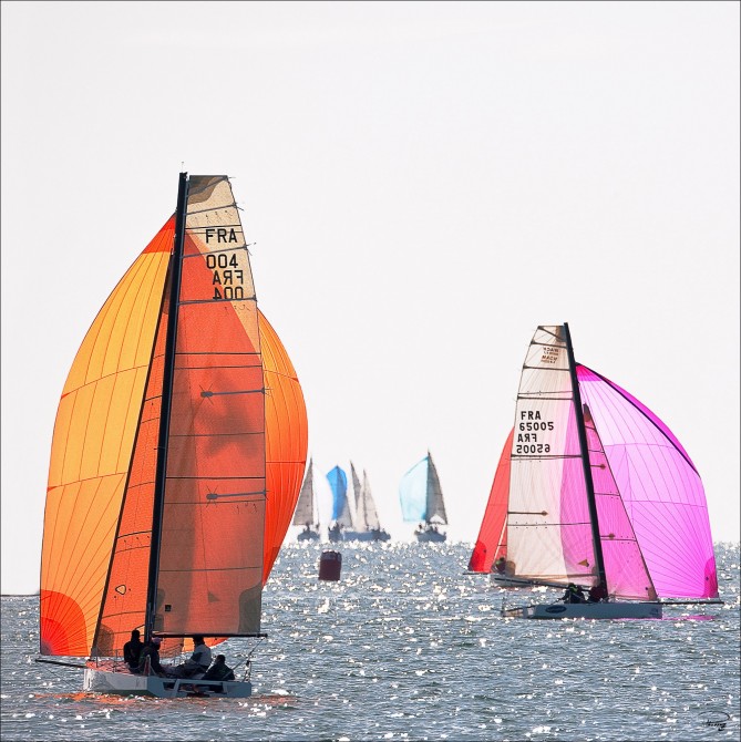 Régate sous spi orange et rose Photo Régate sous spi orange et rose par Philip Plisson