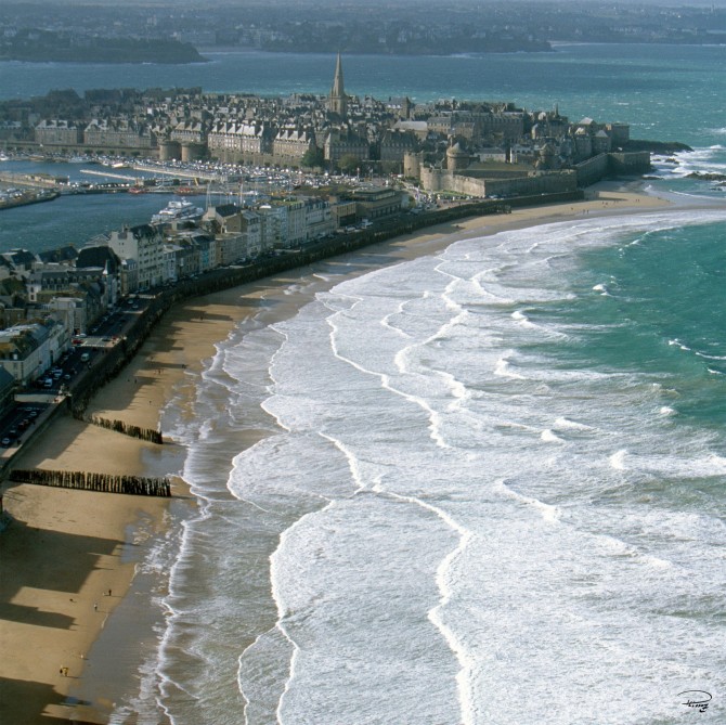 Coup de vent sur le Sillon, Saint-Malo, Ille-et-Vilaine Photo Coup de vent sur le Sillon, Saint-Malo, Ille-et-Vilaine par Philip Plisson