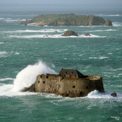 Photo Le fort de la Conchée devant Saint-Malo, Ille-et-Vilaine par Philip Plisson
