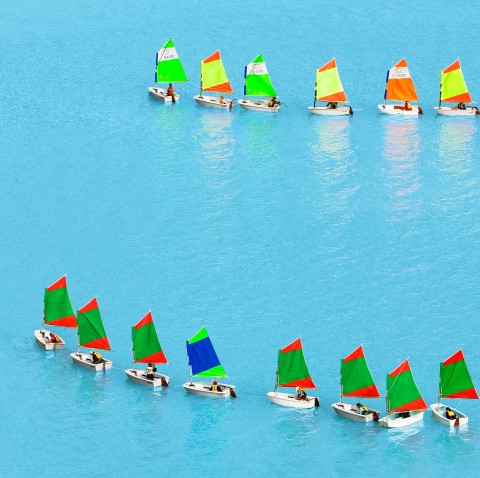 Photo Optimist en ligne, école de voile par Philip Plisson