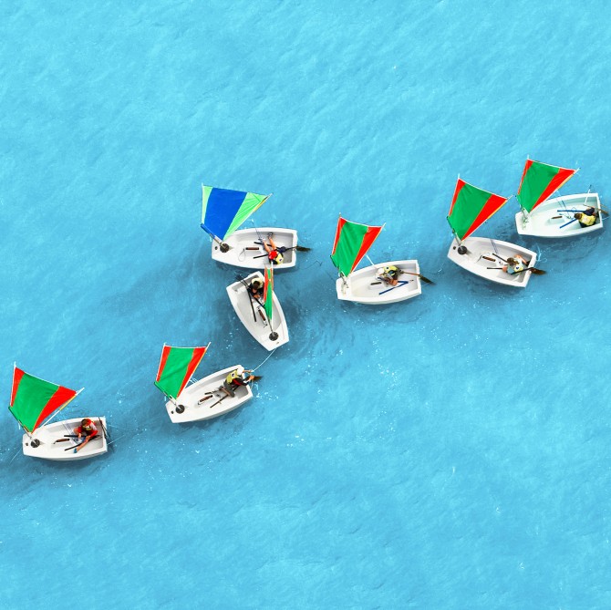 Photo Optimist en ligne, école de voile par Philip Plisson