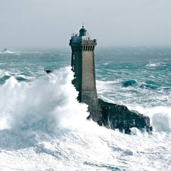 Photo Phares de la Vieille, de Tévennec et d'Ar Men par Philip Plisson