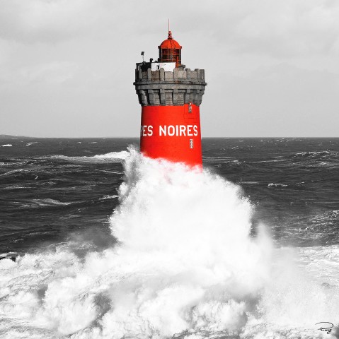 Photo Trio rouge, bouée, étrave, phare par Philip Plisson