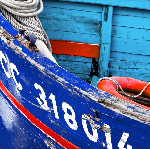 Photo Trio coques de bateaux bleus par Philip Plisson