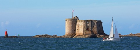 Photo Le château du Taureau en baie de Morlaix, Bretagne par Philip Plisson