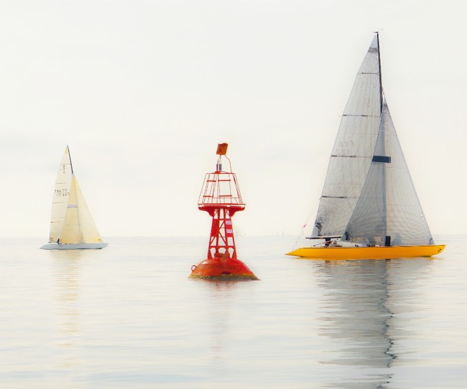 Photo 6 mètres JI dans le petit temps par Philip Plisson