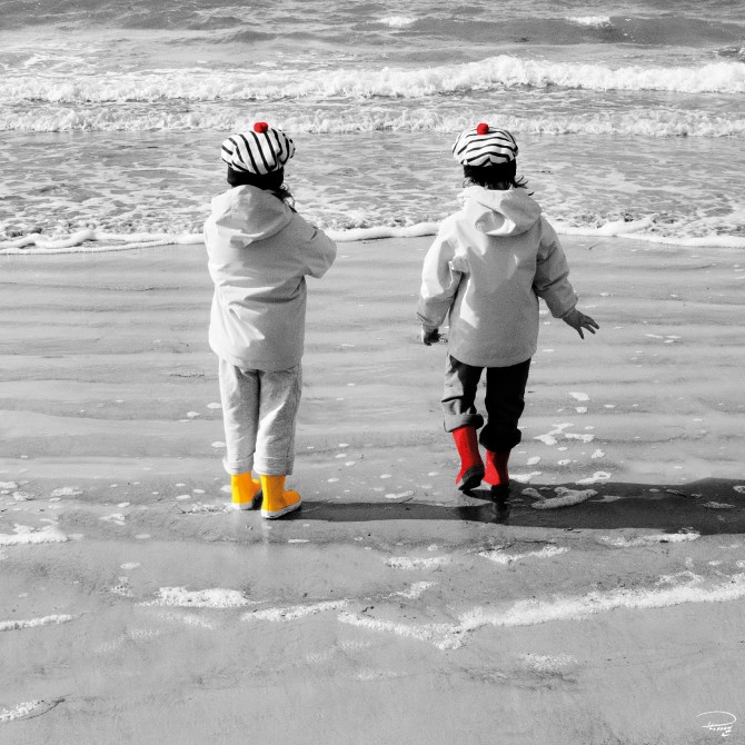 Enfants sur la plage Photo Enfants sur la plage par Philip Plisson
