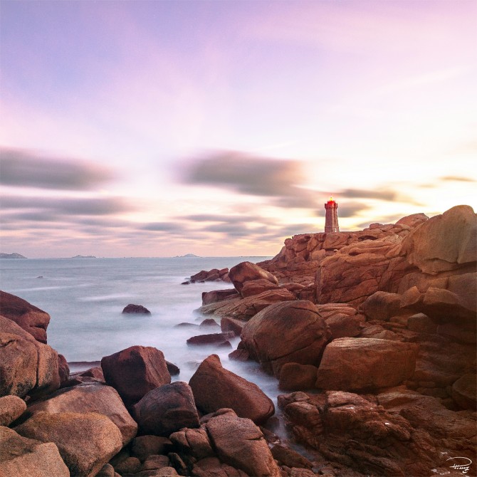 Photo Lumière sur le phare de Men Ruz, Côtes d'Armor par Philip Plisson