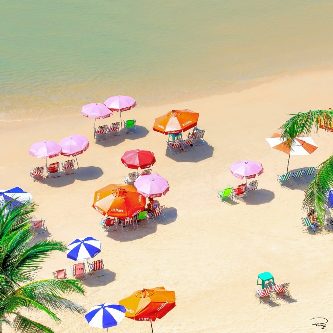 Plage et parasols, Cap-Vert Photo Plage et parasols, Cap-Vert par Philip Plisson