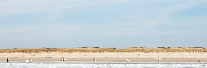 Surfeurs sur la plage, Morbihan Photo Surfeurs sur la plage, Morbihan par Philip Plisson